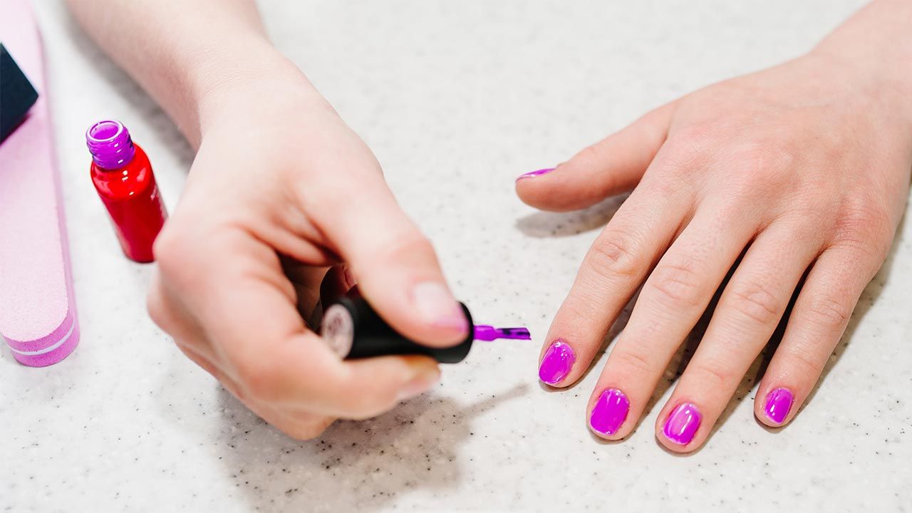 Cómo hacer tu propia manicura con el kit de uñas paso a paso