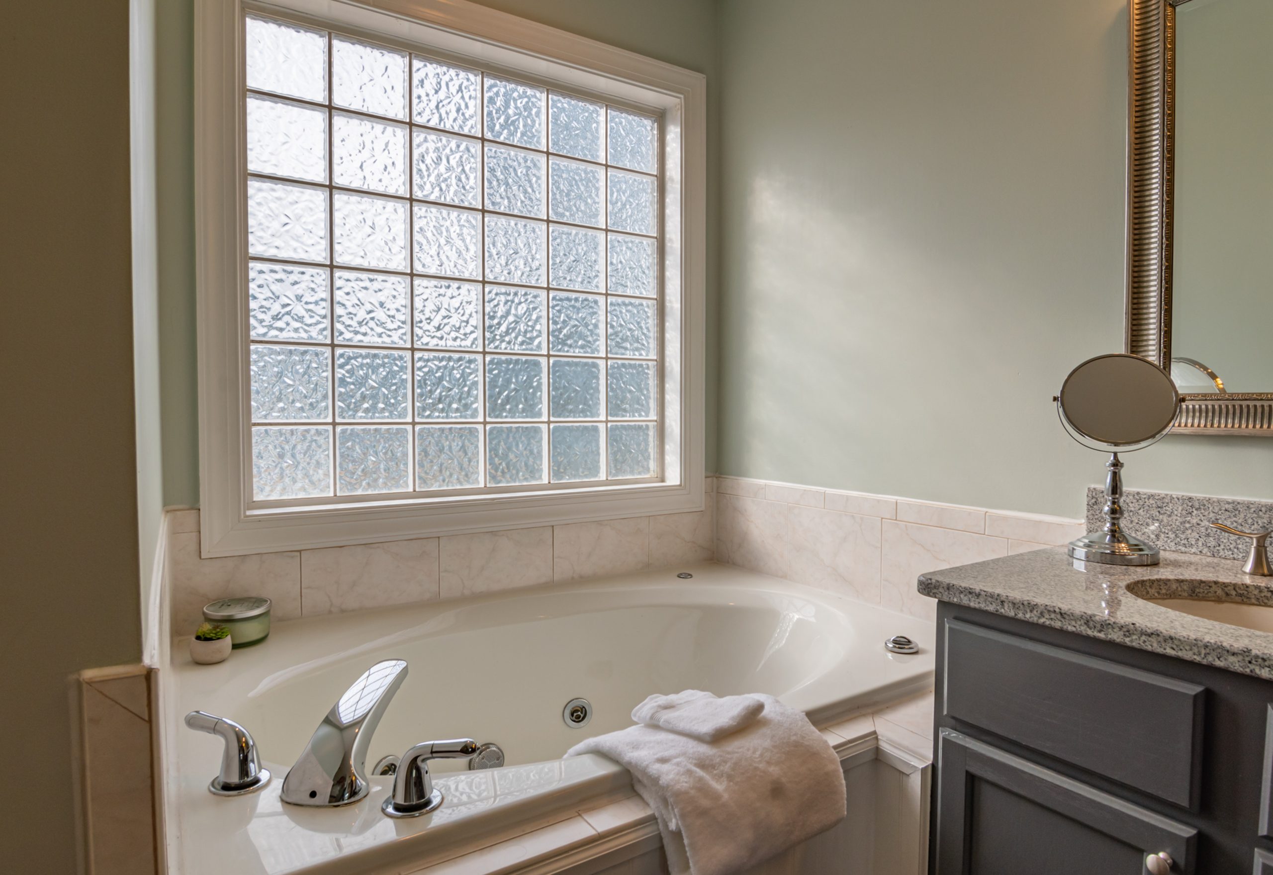 ¿Qué marcas ofrecen garantías y servicio al cliente destacado para muebles de baño?