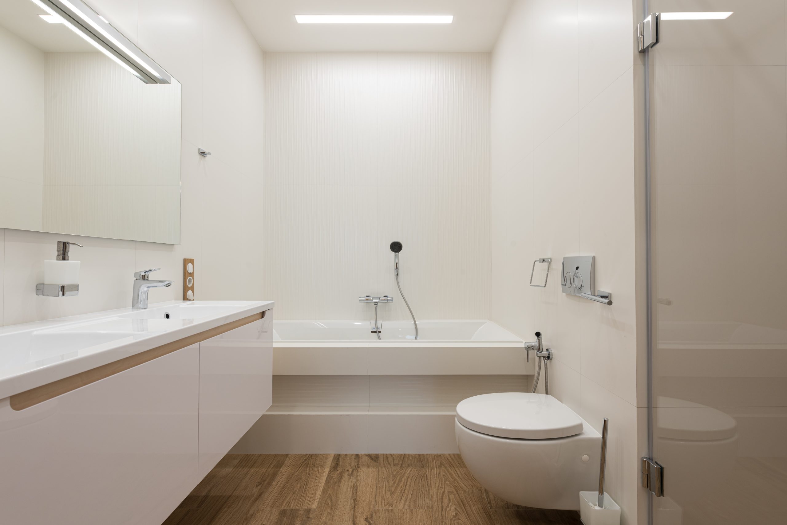 ¿Cómo se caracteriza el diseño de un mueble de baño isabelino?