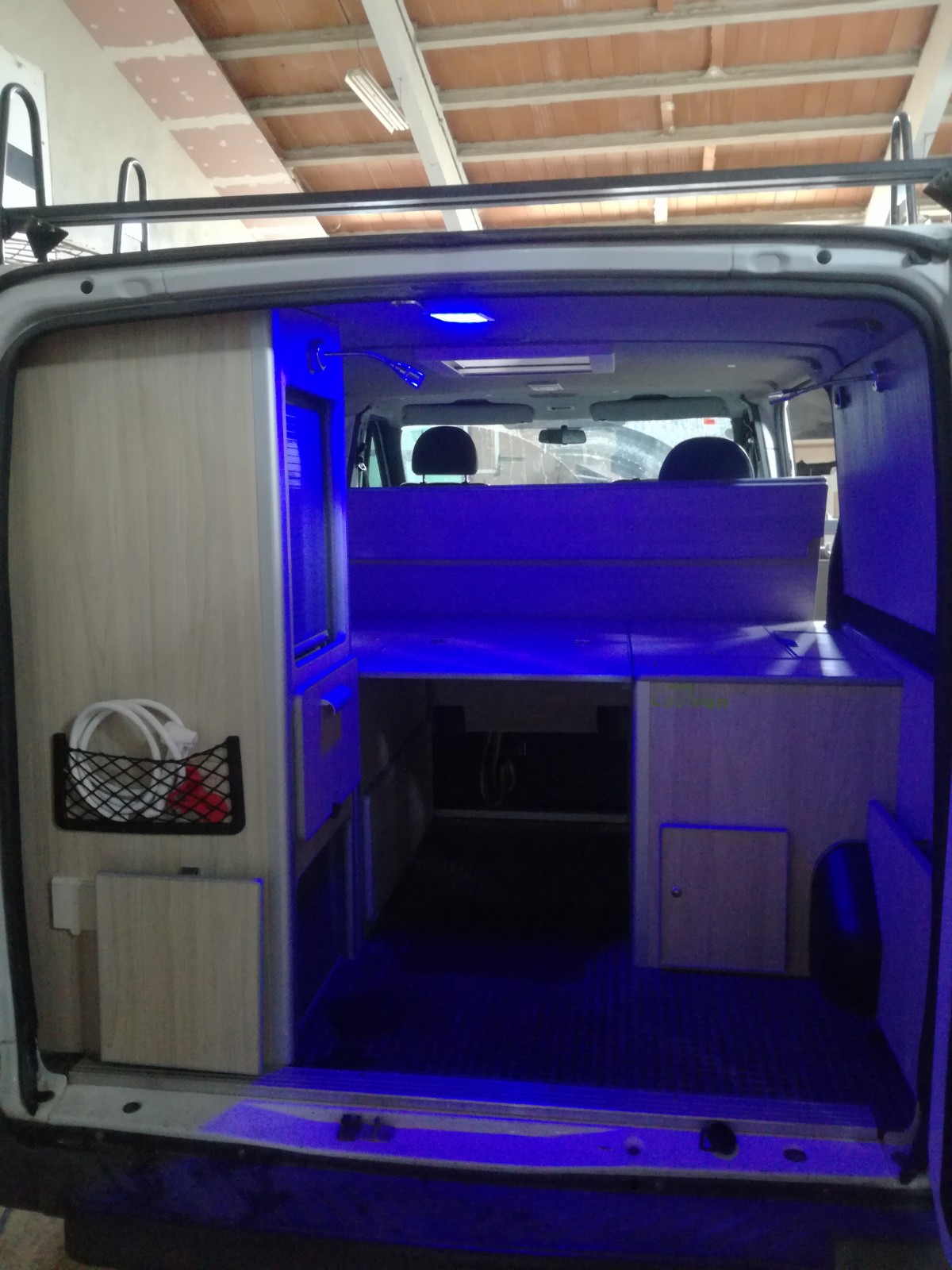 ¿Cuál es el proceso de instalación y configuración del mueble camper en la furgoneta?
