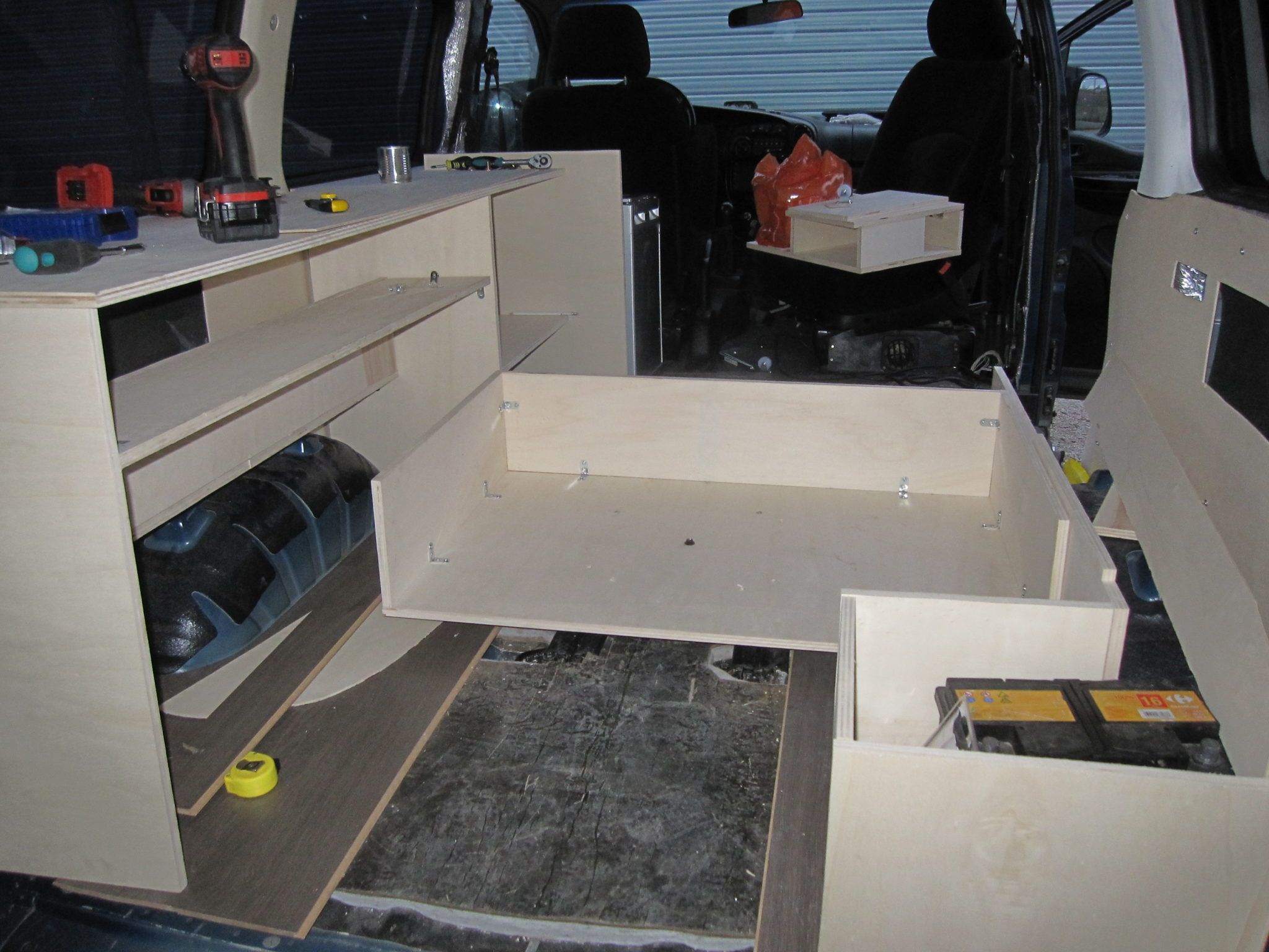 ¿Cómo mejorar la organización y espacio interior con un mueble camper para Hyundai H1?