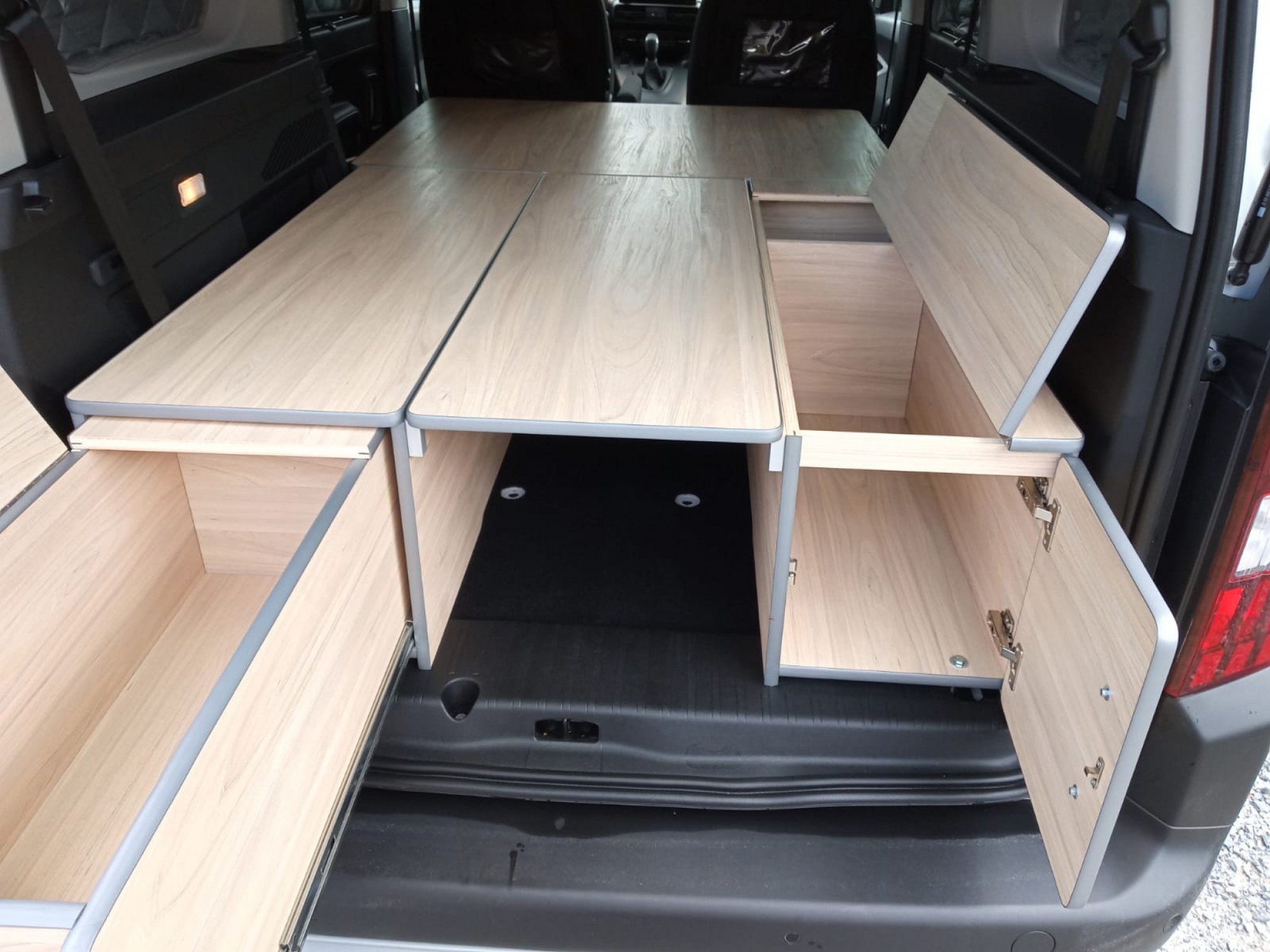 ¿Cómo mejorar la organización y espacio interior con un mueble camper para Peugeot Rifter?