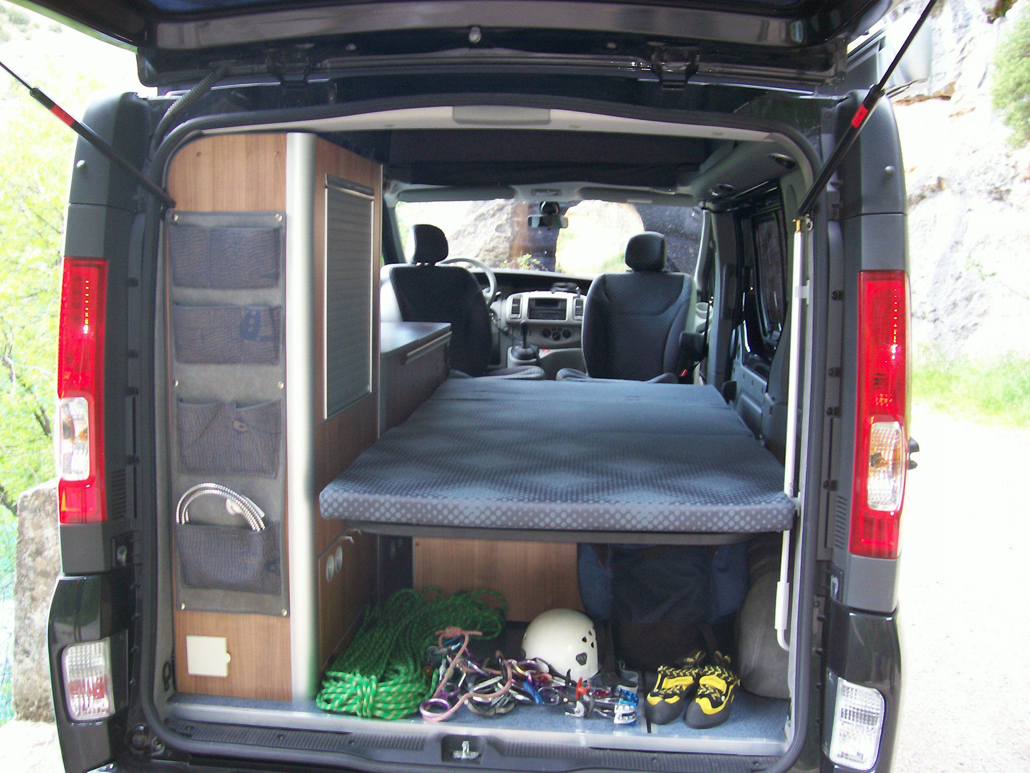 ¿Cómo mejorar la organización y espacio interior con un mueble camper para Renault Trafic?