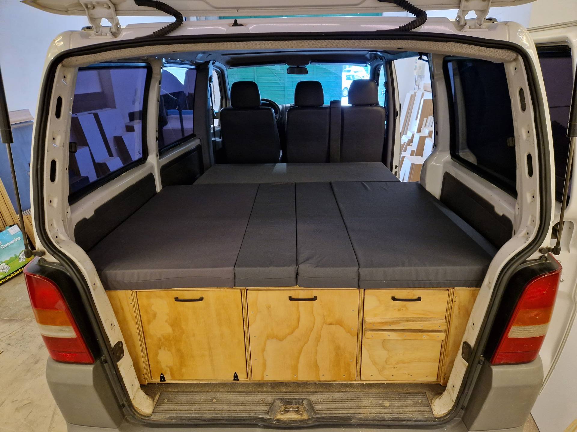¿Cuál es la durabilidad y resistencia de los muebles camper diseñados para esta furgoneta?