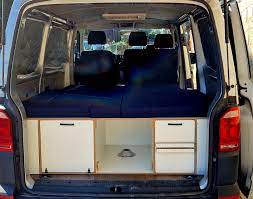 ¿Cuáles son las opciones más populares de muebles para VW T5 Multivan?