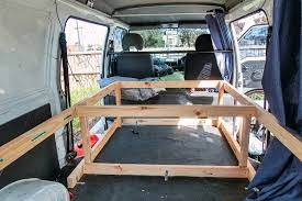 ¿Cómo se instala un mueble cama en una furgoneta?