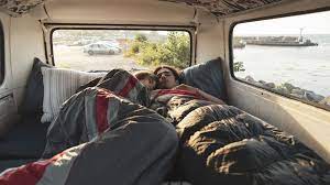 Es seguro dormir en un mueble cama dentro de una furgoneta mientras viaja?