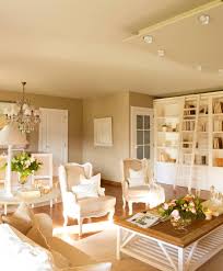 Qué ventajas estéticas aportan los muebles lacados en blanco a un salón clásico