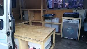 ¿Qué tipos de muebles altos camper son ideales para cocinas integradas en furgonetas?