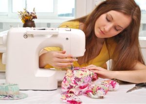 Qué aspectos considerar para asegurar la ergonomía en el uso de la máquina de coser en un mueble moderno